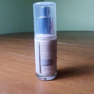 Revlon Illuminance Skin-Caring Foundation - Ivory Beige 113